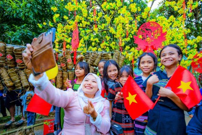 “Bà tiên xe lăn” và trẻ miền biên giới