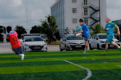 Cú sút vô lê tung lưới đội khách