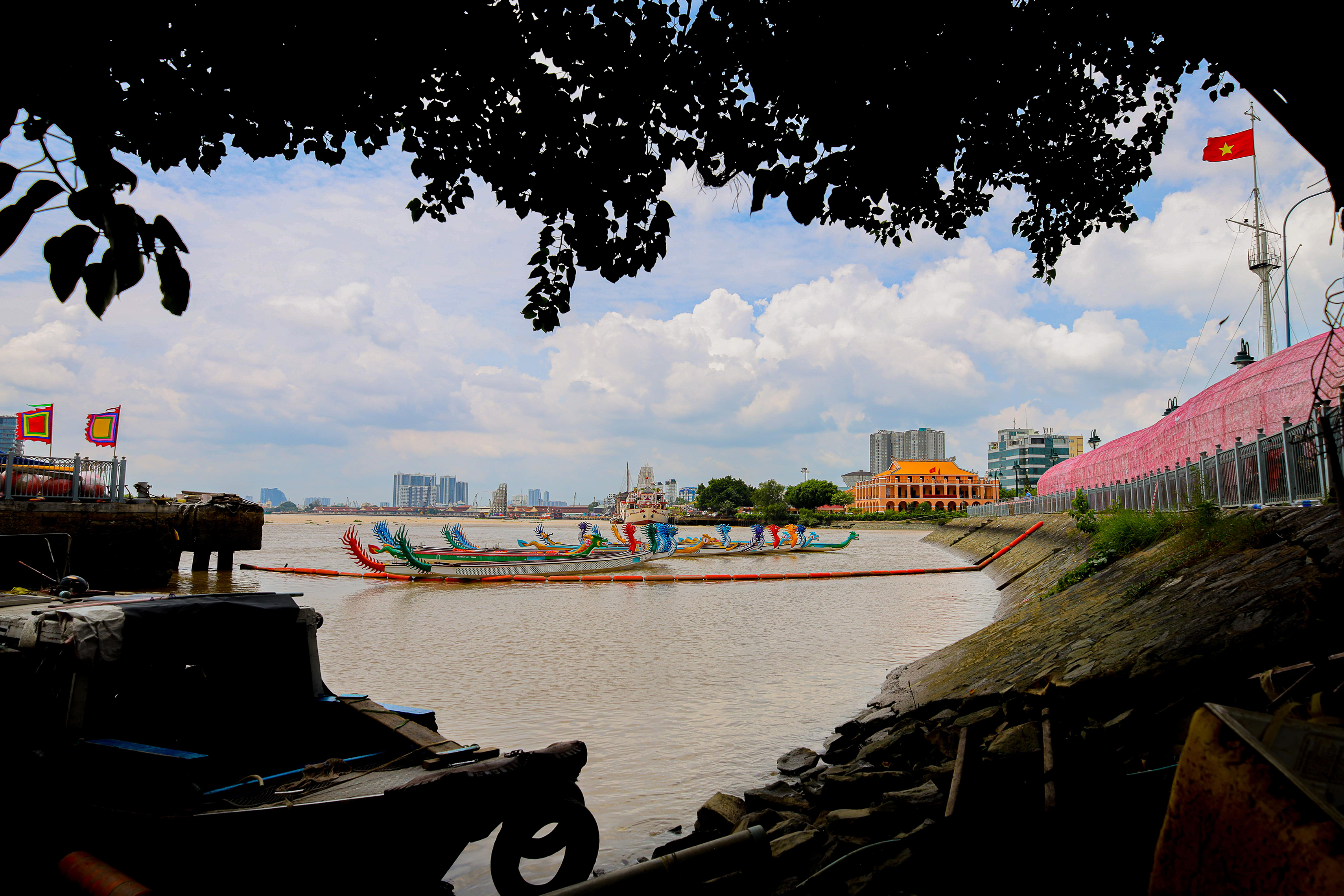 Đoàn ghe ngo trên dòng sông Sài Gòn