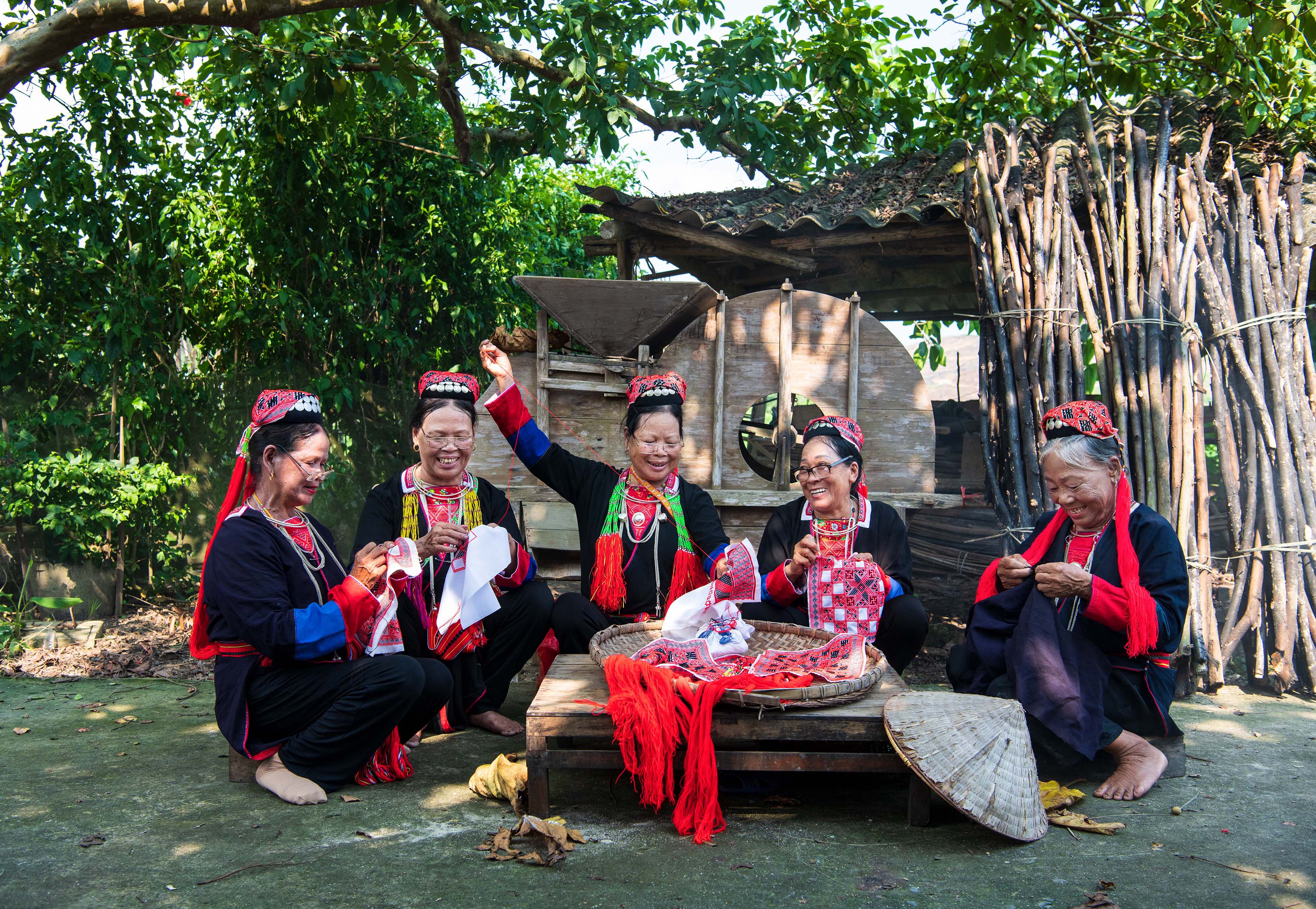 Phụ nữ Dao Thanh Y với nghề thêu truyền thống